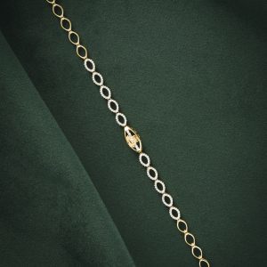ELEGANT DIAMOND-STUDDED GOLD BRACELET