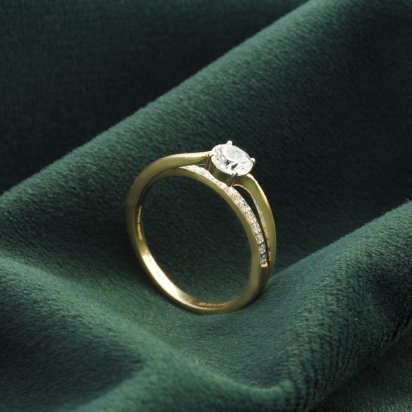 ELEGANT ROUND SOLITAIRE DIAMOND RING IN GOLD