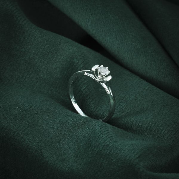 ELEGANT ROUND DIAMOND RING