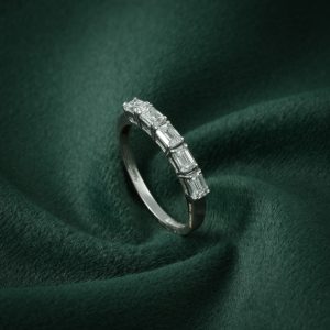 ELEGANT BAGUETTE DIAMOND RING IN WHITE GOLD
