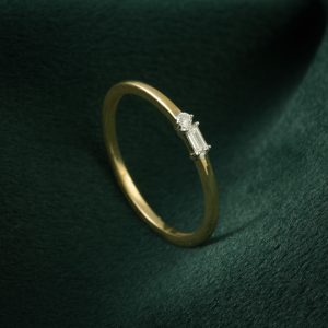 BAGUETTE-CUT DIAMOND GOLD RING
