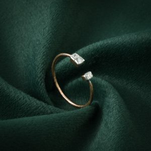 MODERN OPEN-END GOLD DIAMOND RING