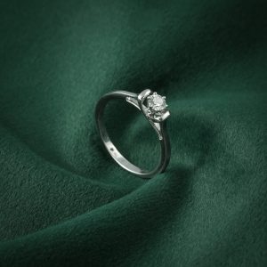 ELEGANT SOLITAIRE DIAMOND RING IN WHITE GOLD
