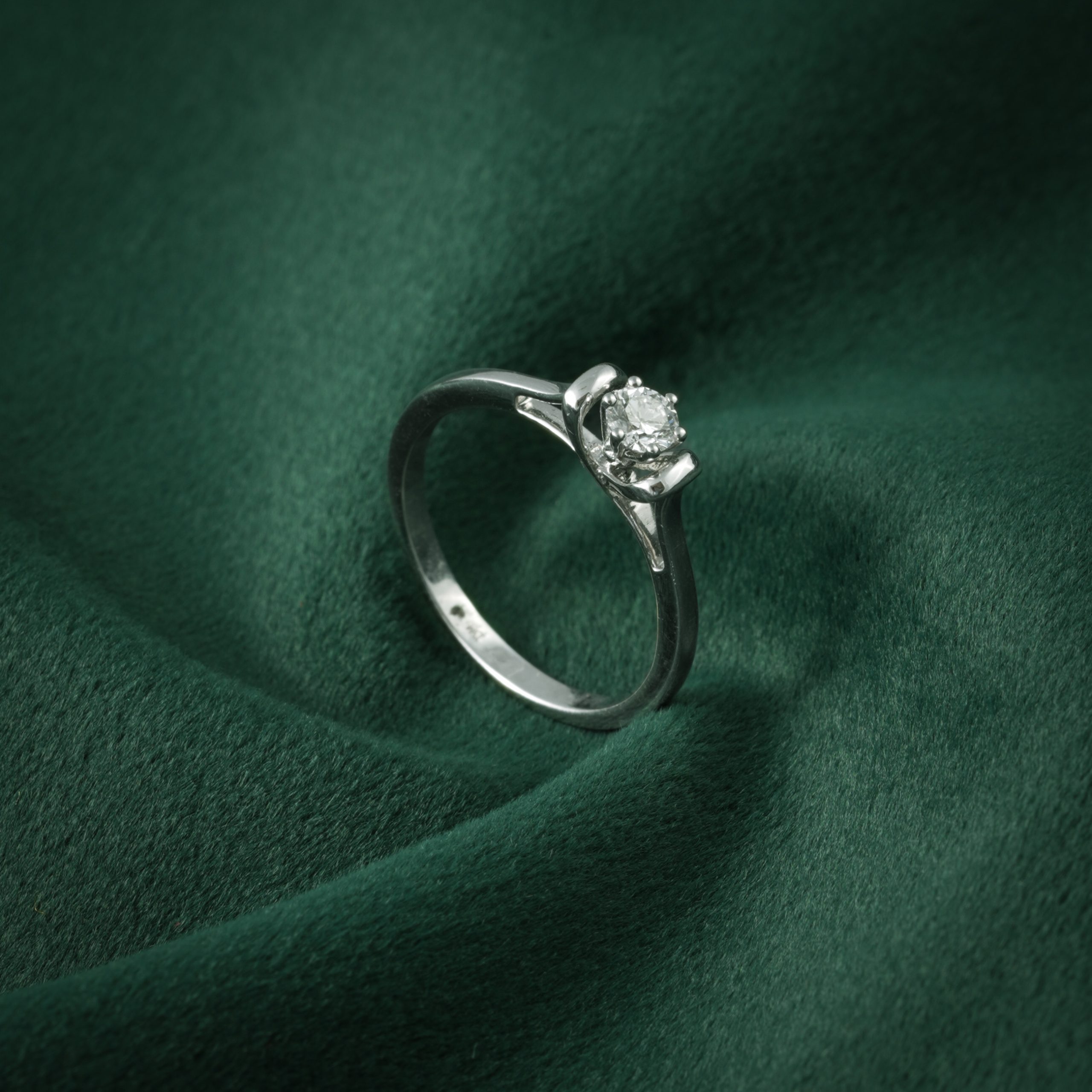 ELEGANT SOLITAIRE DIAMOND RING IN WHITE GOLD