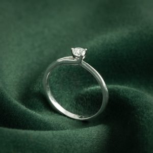 CLASSIC SOLITAIRE DIAMOND RING