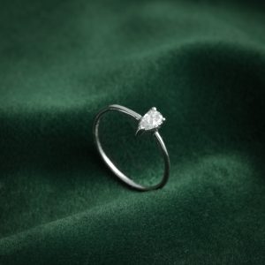 ELEGANT PEAR-SHAPED DIAMOND SOLITAIRE RING