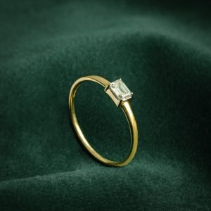 ELEGANT EMERALD-CUT DIAMOND GOLD RING