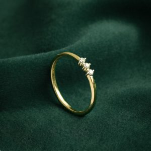 ELEGANT THREE-STONE DIAMOND GOLD RING