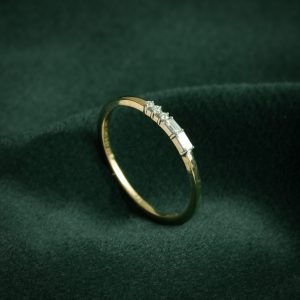 DAINTY BAGUETTE AND ROUND DIAMOND GOLD RING