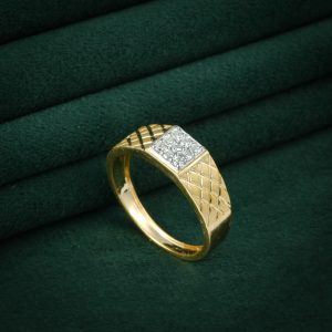 EXTURED SQUARE DIAMOND GOLD SIGNET RING