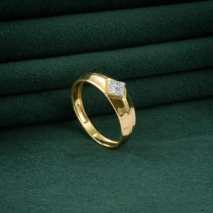 CLASSIC SQUARE DIAMOND GOLD SIGNET RING