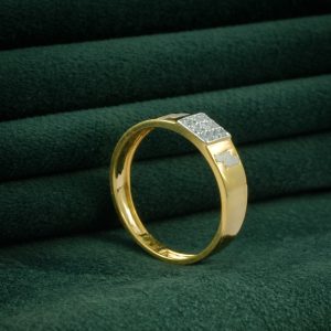 BOLD SQUARE DIAMOND CLUSTER GOLD RING