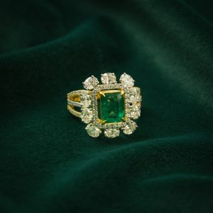 EMERALD MAJESTY SILVER RING