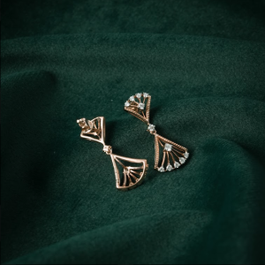 TIMELESS FAN-SHAPED SILVER EARRINGS