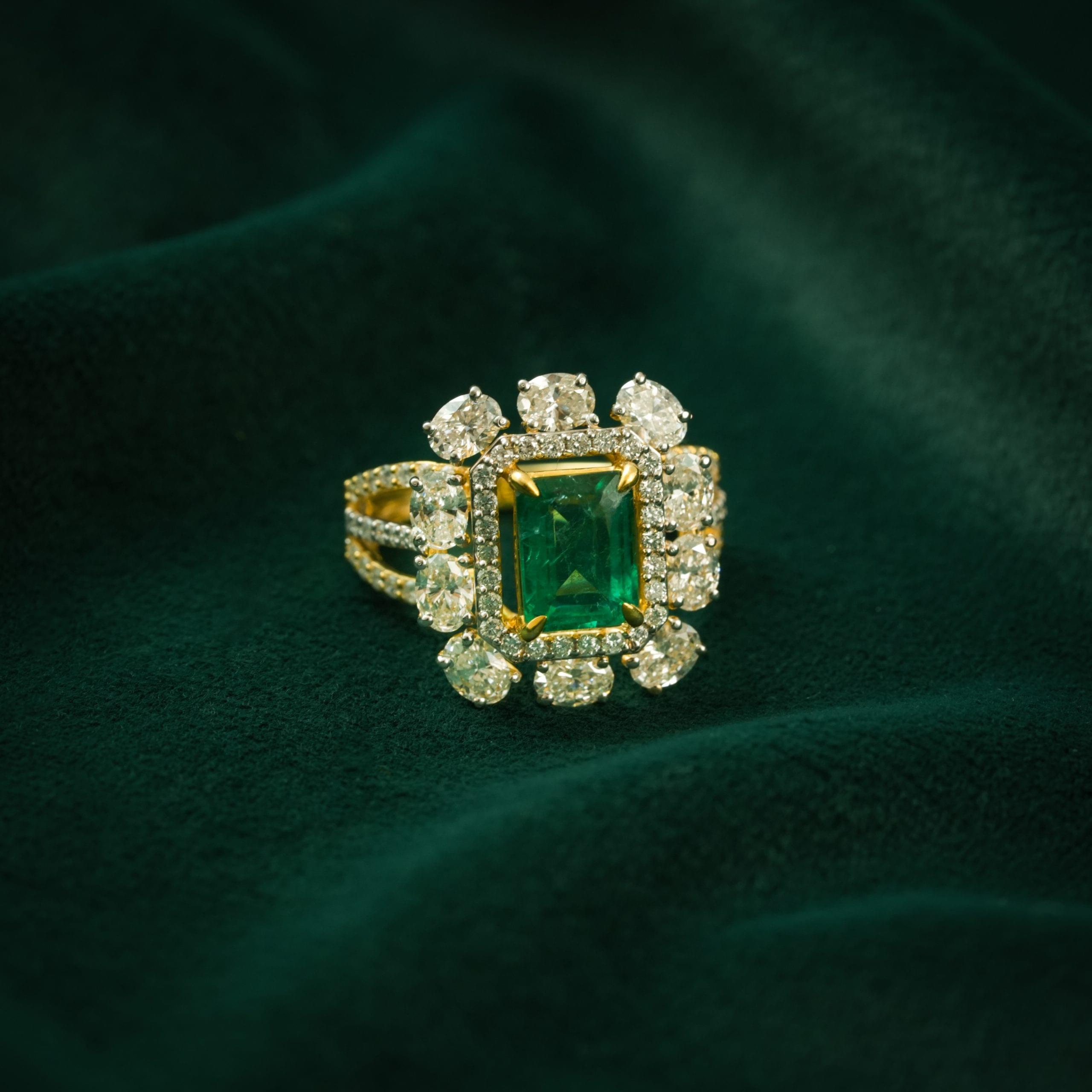 EMERALD MAJESTY SILVER RING